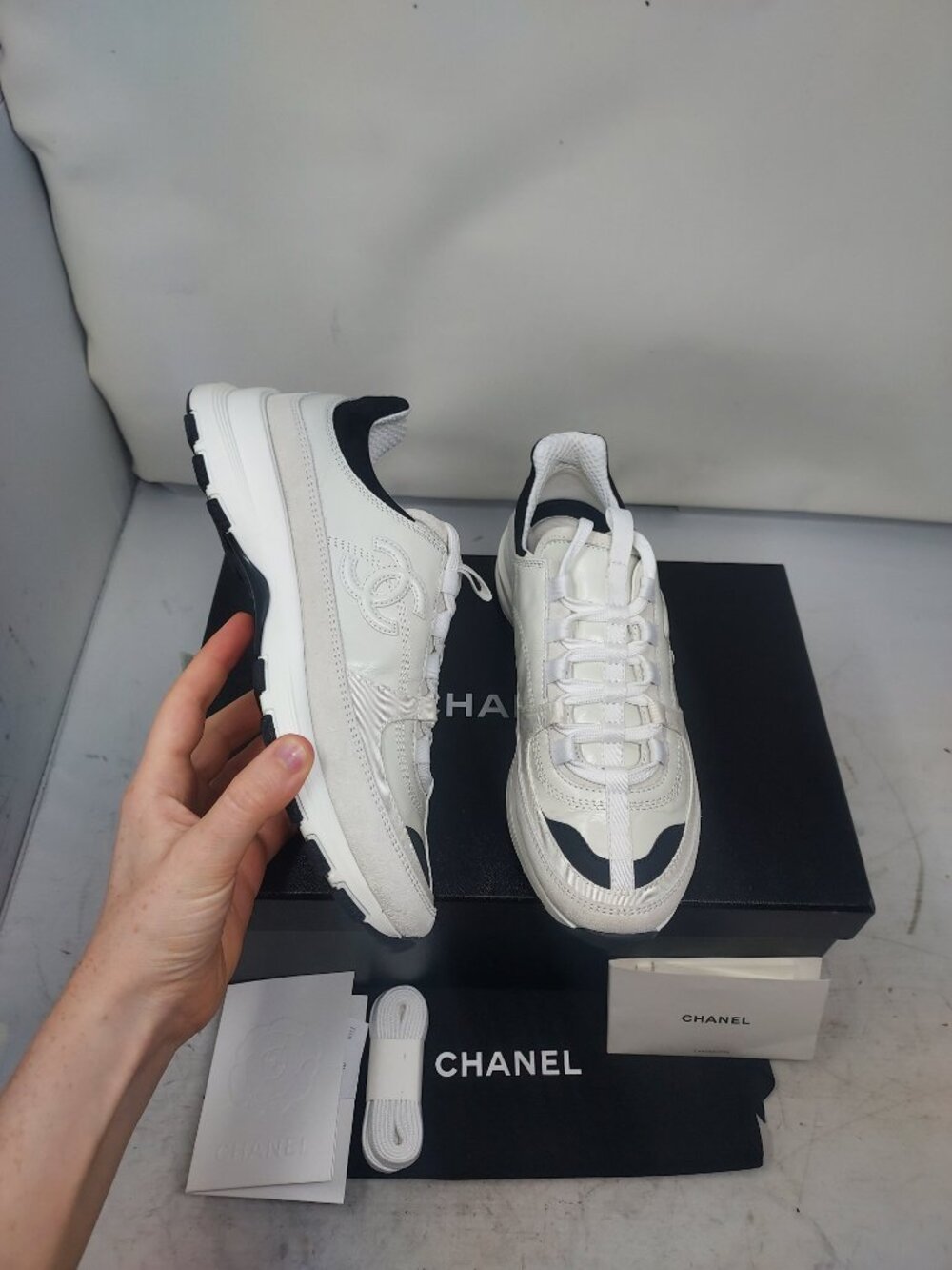 CHANEL 25A WOMENS WHITE BLACK LEATHER SNEAKER